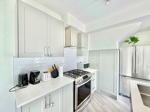 Coffee/tea maker, fridge, microwave, oven - New Downtown Townhouse, Free Parking Near SkyTrain (Surrey)