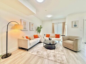 Smart TV, offices - New Downtown Townhouse, Free Parking Near SkyTrain (Surrey)
