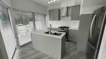 Refrigerador, microondas, horno, placa de cocina