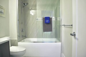 Ducha, secador de pelo, toallas, jabón