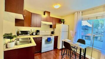 Refrigerador, microondas, horno y parrilla de estufa