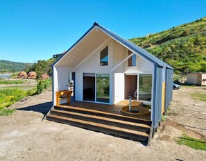 Familie huisje, 3 slaapkamers, 2 badkamers, uitzicht op rivier | Terras