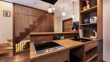 Réfrigérateur, micro-ondes, batterie de cuisine, vaisselle et ustensiles