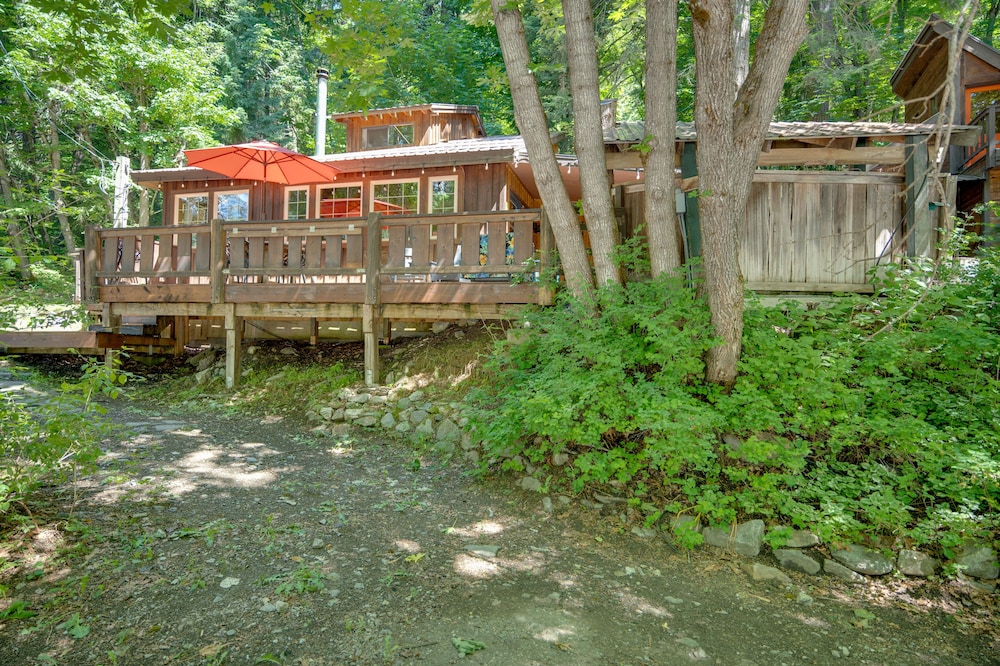 Leavenworth Cabin w/ Private Hot Tub!