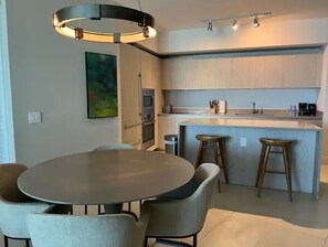 Dining - Amazing unit for vacation (Hollywood)