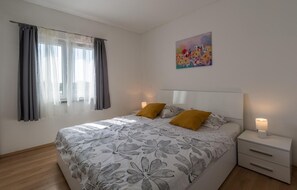 4 bedrooms, travel crib, free WiFi, bed sheets - Gorgeous home in Pula with WiFi (Pula)