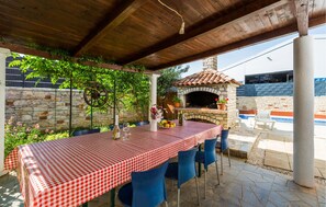 تناول الطعام بالخارج