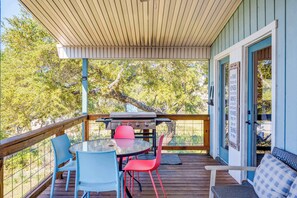 Outdoor dining - 4/3, hot tub, Lake Views, private lot (Canyon Lake)