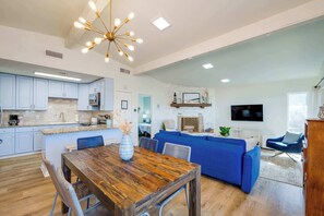 Interior - 4/3, hot tub, Lake Views, private lot (Canyon Lake)