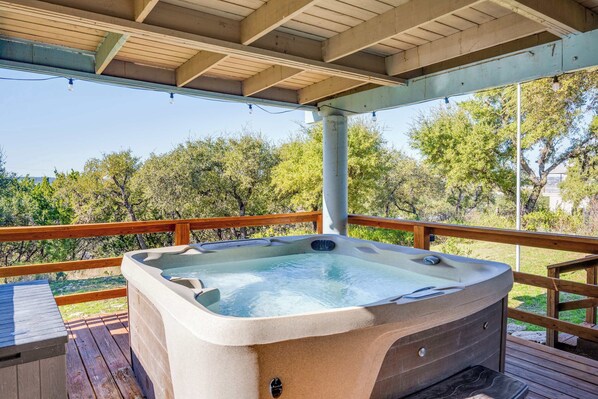 Outdoor spa tub - 4/3, hot tub, Lake Views, private lot (Canyon Lake)
