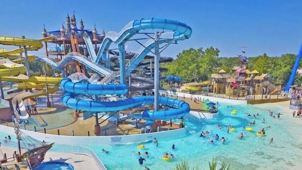 Ein Wasserpark mit mehreren Rutschen und Pools.