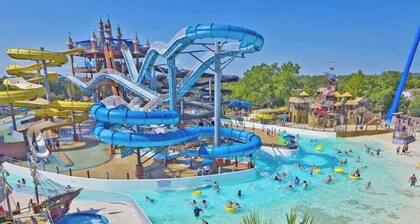 4/3, hot tub, Lake Views, private lot