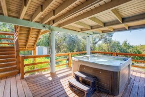Outdoor spa tub - 4/3, hot tub, Lake Views, private lot (Canyon Lake)