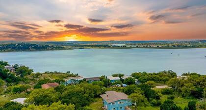 4/3, hot tub, Lake Views, private lot