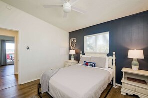 4 bedrooms, memory foam beds, desk, iron/ironing board - 4/3, hot tub, Lake Views, private lot (Canyon Lake)