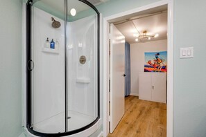 Bathtub, hair dryer, towels, shampoo - 4/3, hot tub, Lake Views, private lot (Canyon Lake)