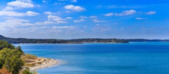 4/3, hot tub, Lake Views, private lot