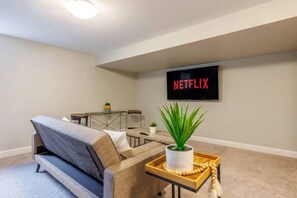 Living area - Modern 3BDR Townhouse - BBQ - Smart TV (Niagara Falls)