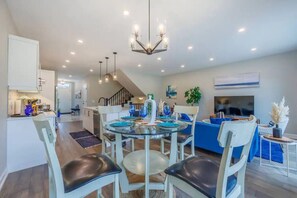 Dining - Modern 3BDR Townhouse - BBQ - Smart TV (Niagara Falls)