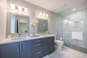 Bathroom - Modern 3BDR Townhouse - BBQ - Smart TV (Niagara Falls)
