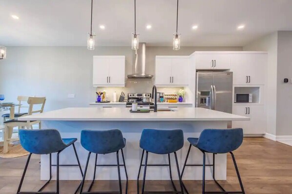 Private kitchen - Modern 3BDR Townhouse - BBQ - Smart TV (Niagara Falls)
