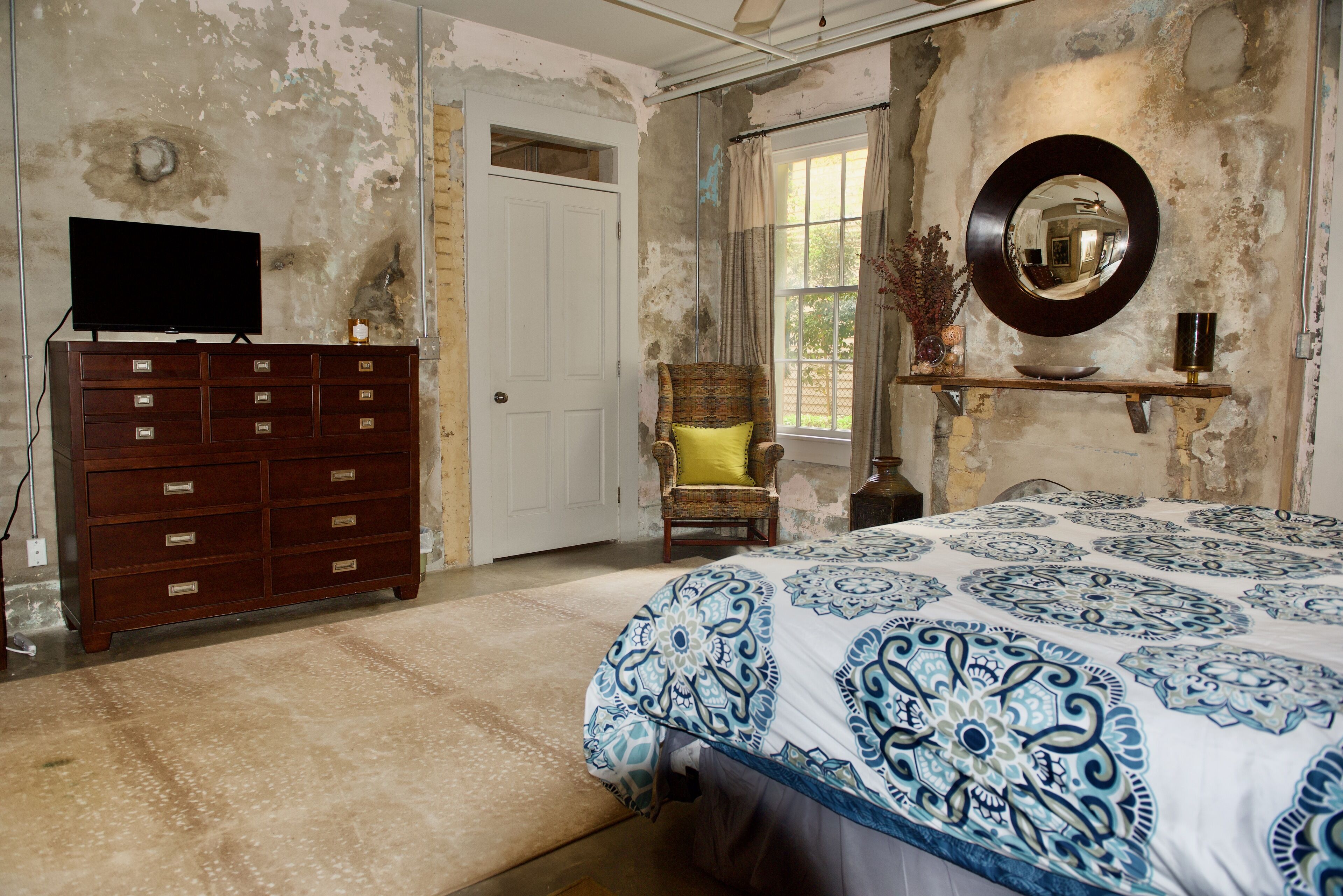 Large and artsy 2 bedroom near the French Quarter. 