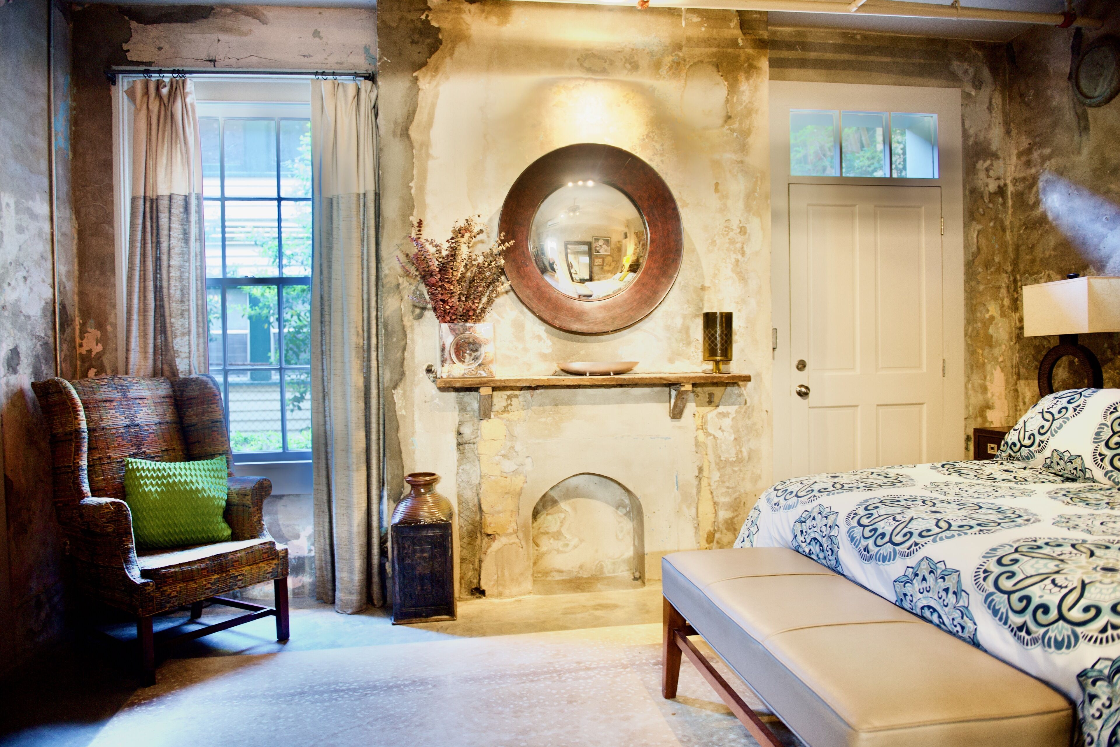 Large and artsy 2 bedroom near the French Quarter. 