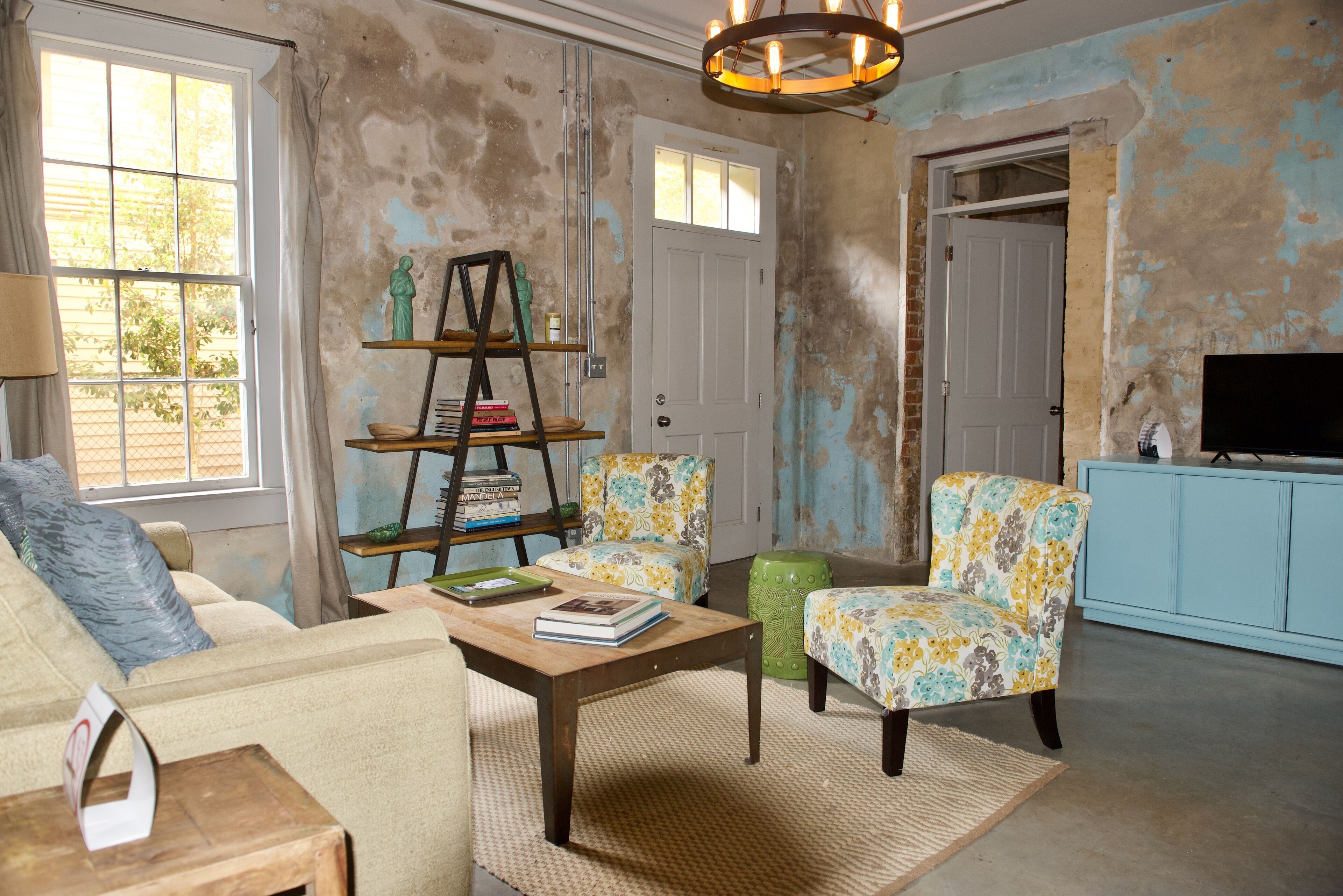 Large and artsy 2 bedroom near the French Quarter. 