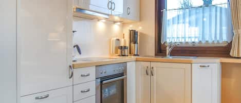 Geladeira, cooktop, cafeteira/chaleira