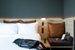 Room, 1 Queen Bed | Hypo-allergenic bedding, desk, laptop workspace, blackout drapes - Moxy Plymouth (Plymouth)