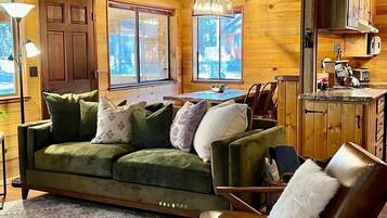 Smart-tv, dvd-spelare, böcker och ett filmbibliotek