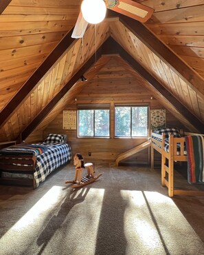 3 bedrooms, desk, iron/ironing board, travel cot - Wooden A-Frame Cabin Nestled in the Tall Pines (Sisters)