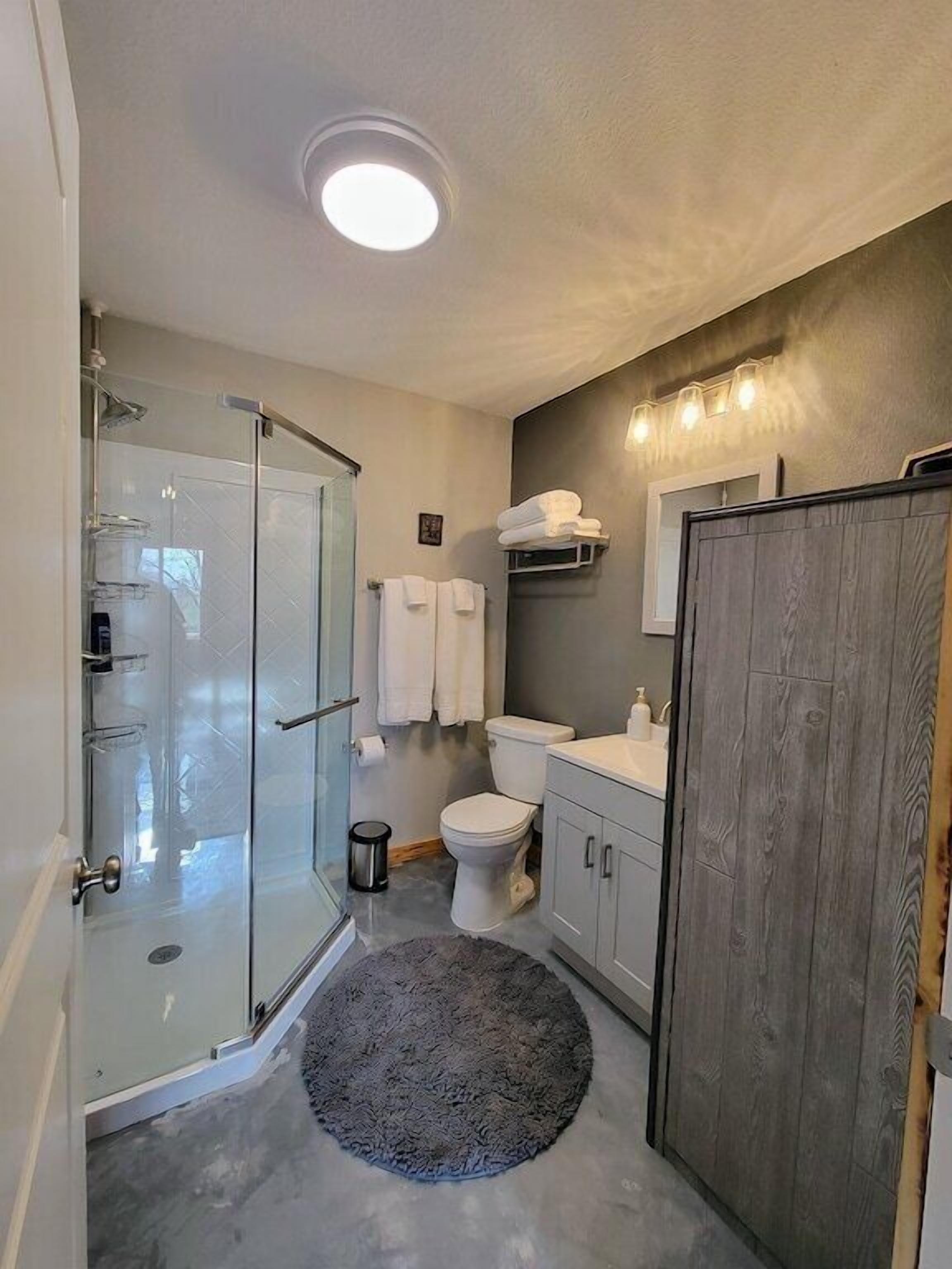 Een douche, een haardroger, handdoeken