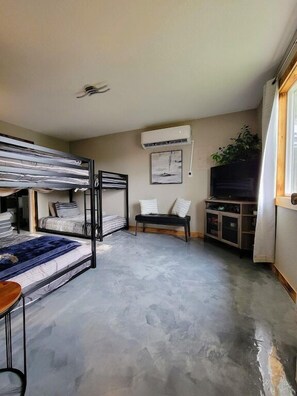 1 bedroom, desk, iron/ironing board, free WiFi - The Fishing Shack - Near White River and Mtn Home! (Gassville)