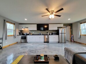 Fridge, microwave, oven, stovetop - The Fishing Shack - Near White River and Mtn Home! (Gassville)