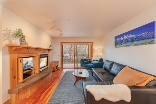 Condo 122• Hot Tubs• Fireplace• Shuttle to Grand Targhee,King Size Bed