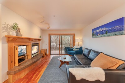 Condo 122• Hot Tubs• Fireplace• Shuttle to Grand Targhee,King Size Bed