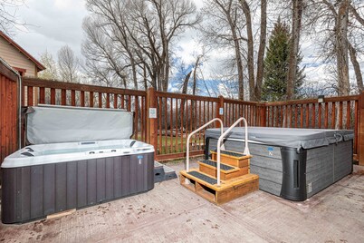 Condo 122• Hot Tubs• Fireplace• Shuttle to Grand Targhee,King Size Bed
