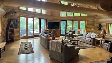 Smart-tv, een open haard, videospelletjes en een tafeltennistafel