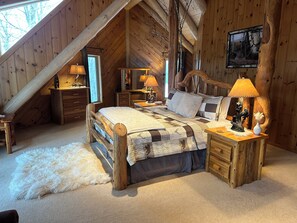 6 bedrooms, desk, iron/ironing board, free WiFi - Total privacy, private beach, one of a kind full log home (Presque Isle)