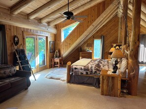 6 bedrooms, desk, iron/ironing board, free WiFi - Total privacy, private beach, one of a kind full log home (Presque Isle)