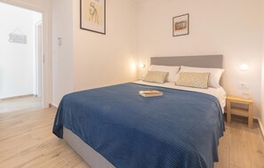 2 bedrooms, travel cot, free WiFi, bed sheets
