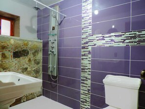 Regendusche, kostenlose Toilettenartikel, Bademäntel, Handtücher
