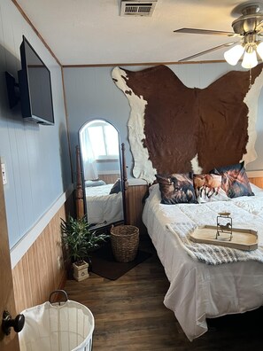 4 habitaciones, tabla de planchar con plancha y cuna de viaje 