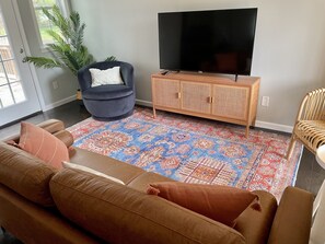Smart TV - Stylish 3 Bedroom Home in the Perfect Location (Wilmington)