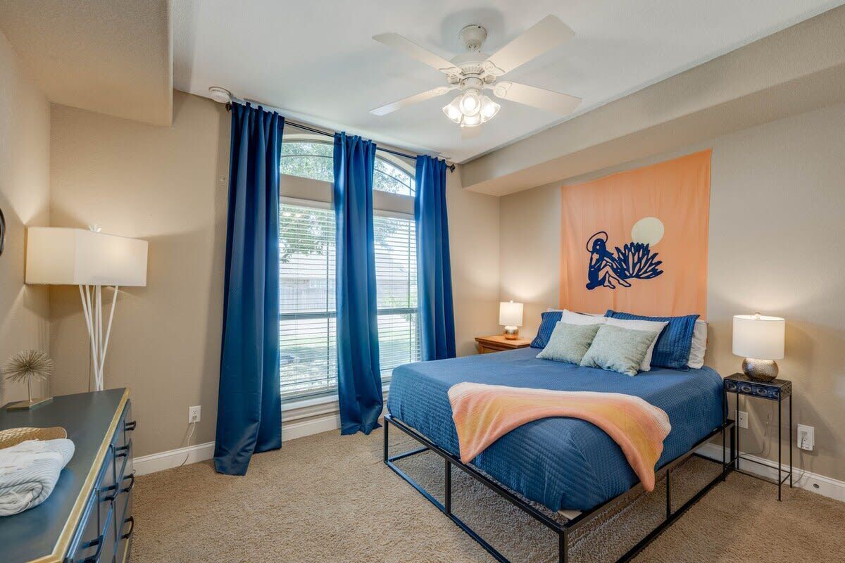 4 室のベッドルーム、低反発ベッド、デスク、アイロン / アイロン台