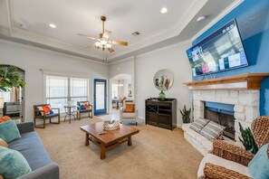 Televisio, takka, työhuone