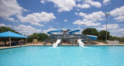 4/2 - 7min to A&M, entertainment patio, EV charger