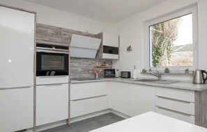 ثلاجة، فرن، موقد طهي مسطح، غسالة أطباق