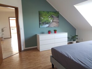 2 Schlafzimmer, Schreibtisch, Bügeleisen/Bügelbrett, kostenloses WLAN